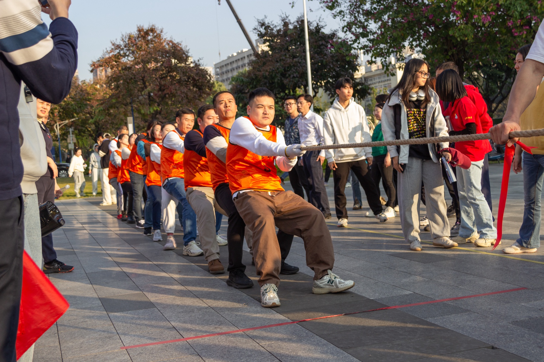 传统民间竞技:拔河比赛热血来袭 传统民间竞技:拔河比赛热血来袭