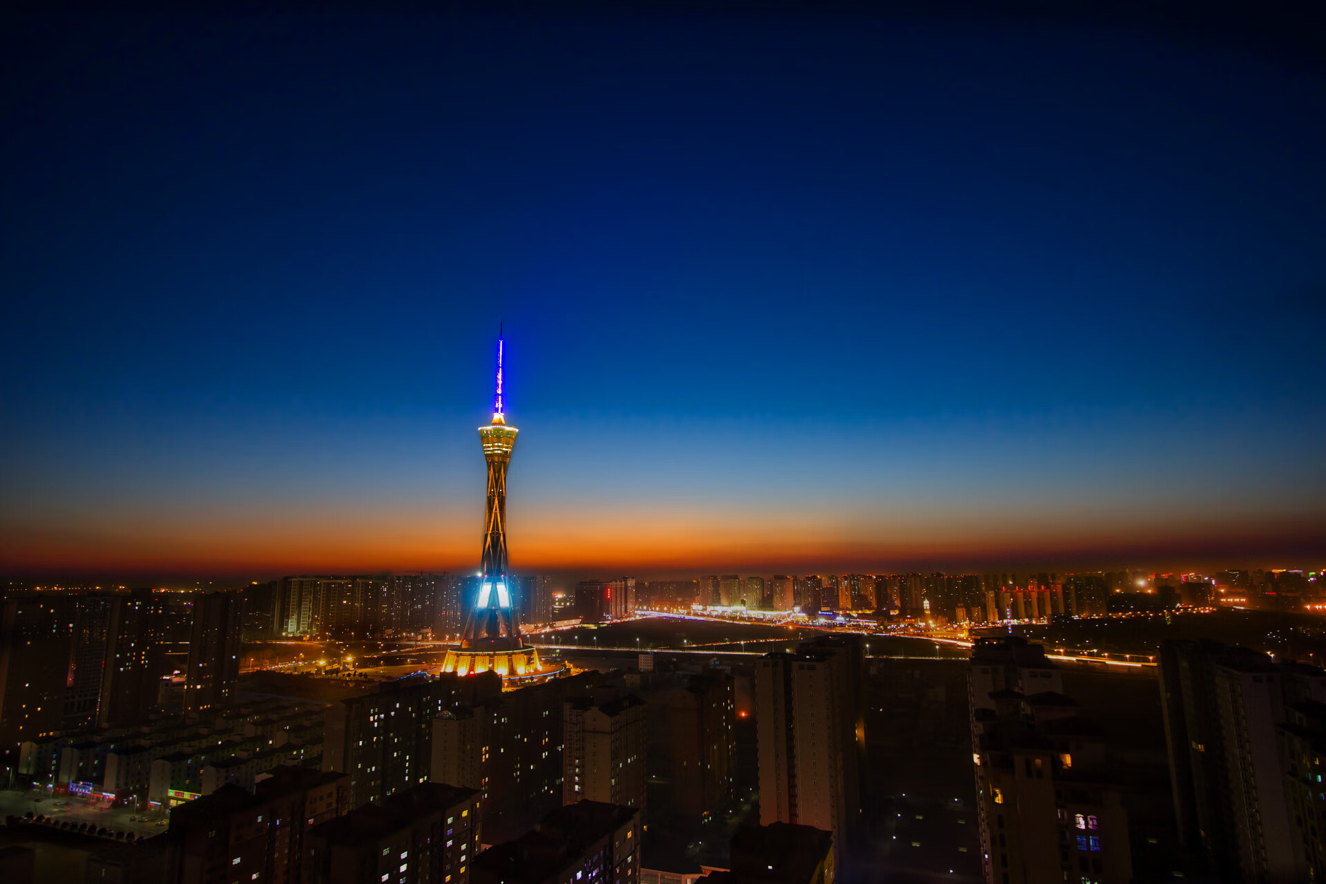 九游娱乐官方平台-球场上的较量，胜负之间无法预测，球队的胜负是由裁判来决定的